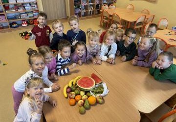 Przedszkolaki przygotowują sałatkę i szaszłyki owocowe
