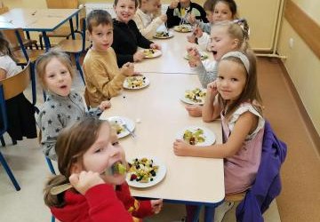 Pierwszaki robią sałatkę owocową!