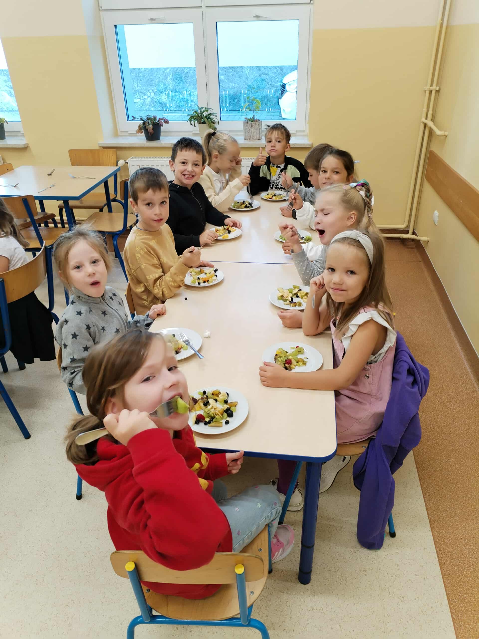 Pierwszaki robią sałatkę owocową!