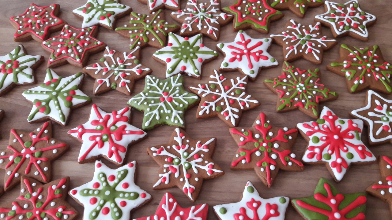 Przedszkolaki pieką i dekorują pierniczki