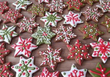 Przedszkolaki pieką i dekorują pierniczki