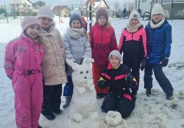 Radosne zabawy na śniegu – wielkanocna kreatywność najmłodszych
