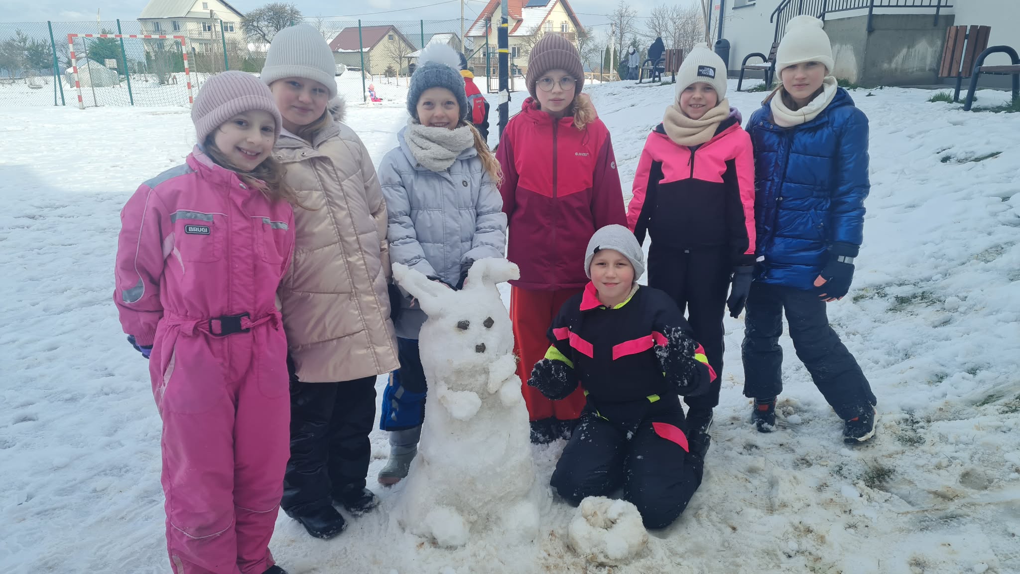 Radosne zabawy na śniegu – wielkanocna kreatywność najmłodszych