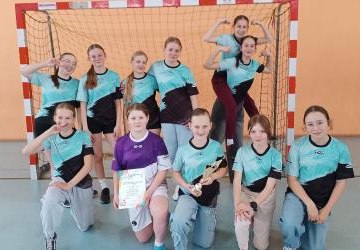 III miejsce w powiatowych zawodach w piłce ręcznej dziewcząt