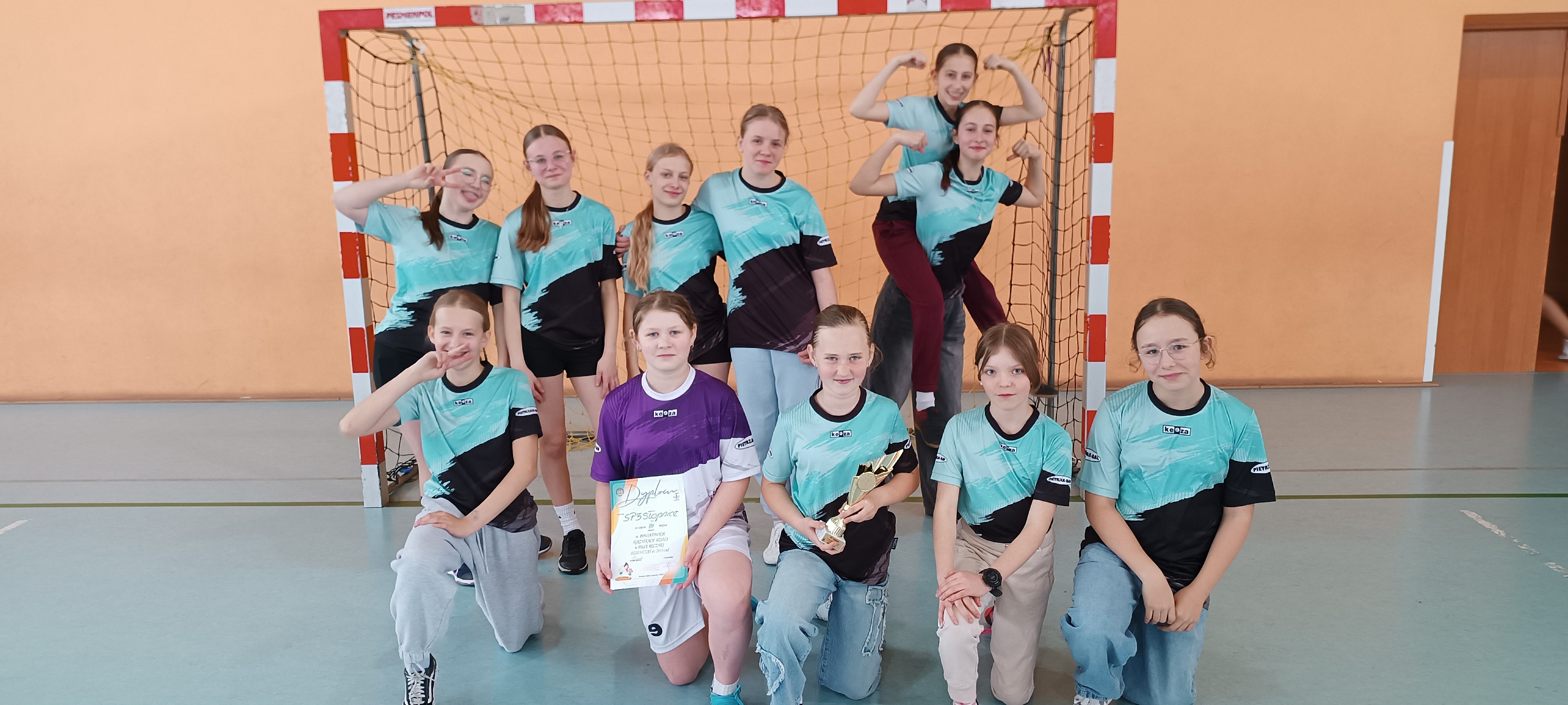 DZIEWCZĘTA Z KLAS I-VI NAJLEPSZE W POWIECIE W KLASYFIKACJI GENERALNEJ SZKÓŁ PODSTAWOWYCH W ROKU SZKOLNYM 2025/2026