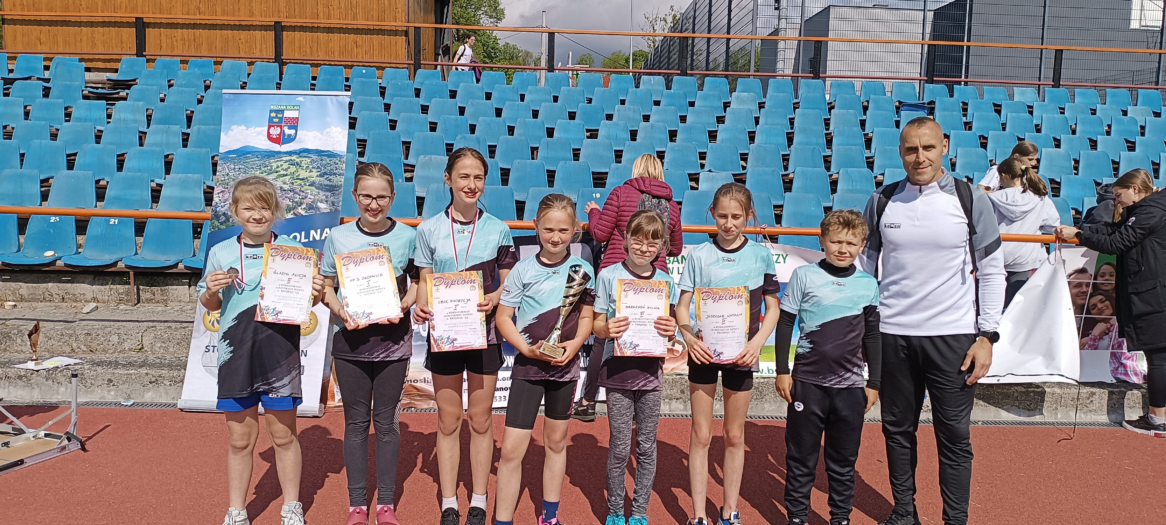 SUKCES NASZYCH UCZENNIC- Trójbój lekkoatletyczny